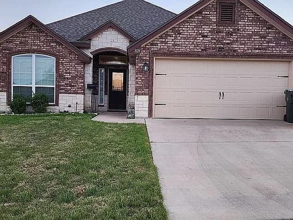 821 Karey Dr — exterior photo