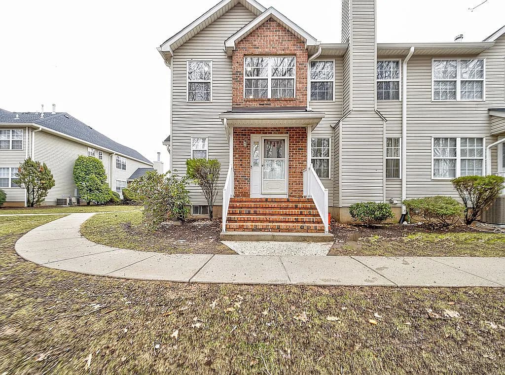 351 Bowler Ct — exterior photo