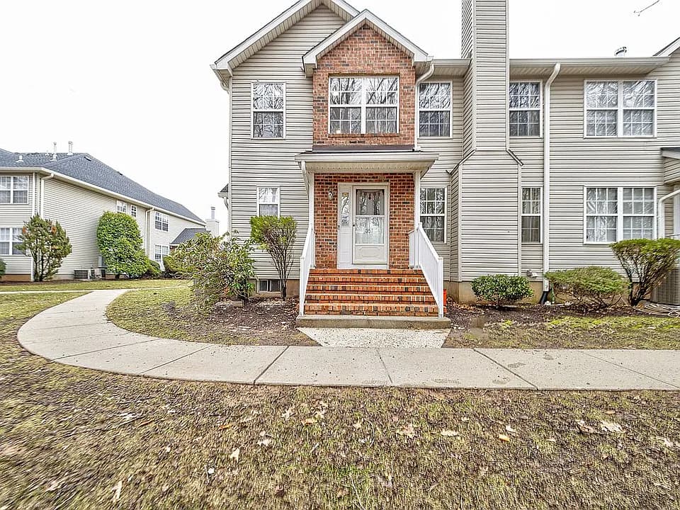 351 Bowler Ct — exterior photo