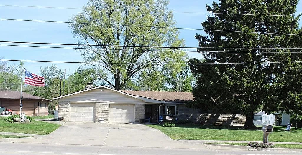 10420 Bradford Rd — exterior photo