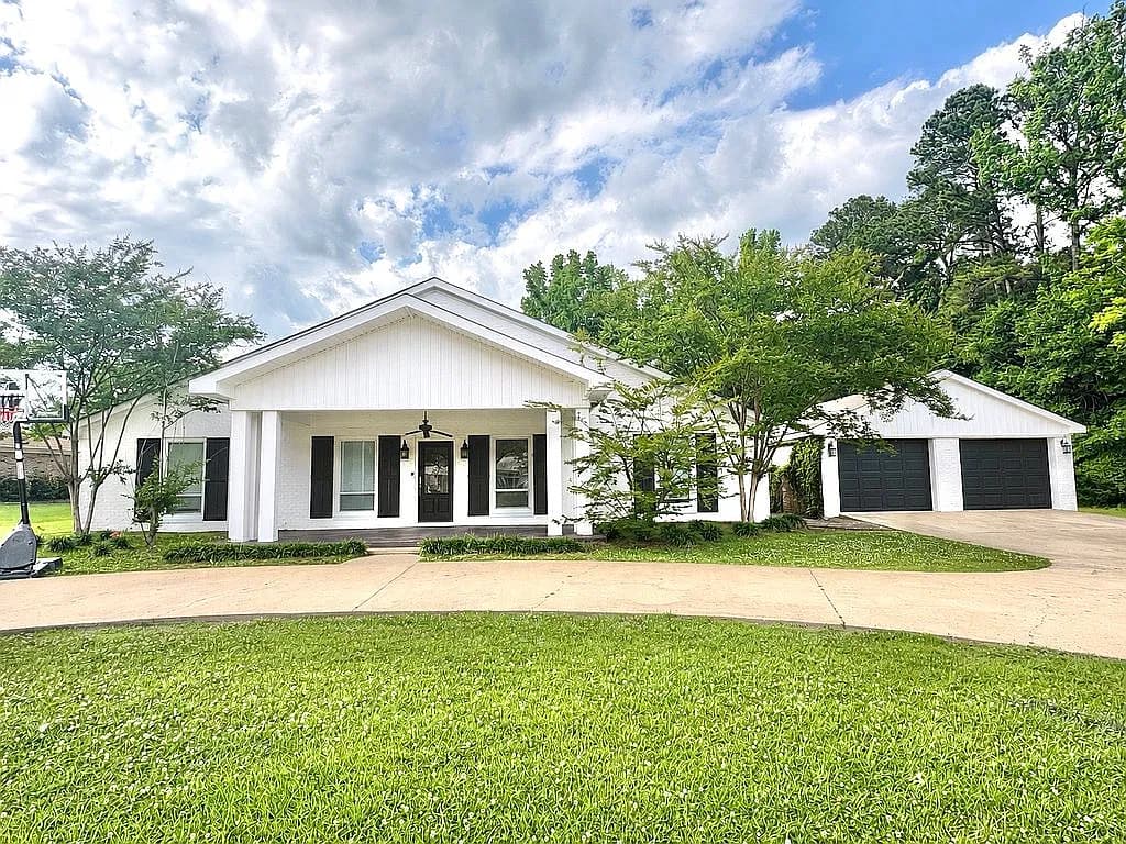 1601 Feemster Lake Rd — exterior photo