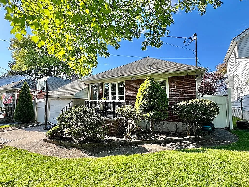 55 Sturges St — exterior photo
