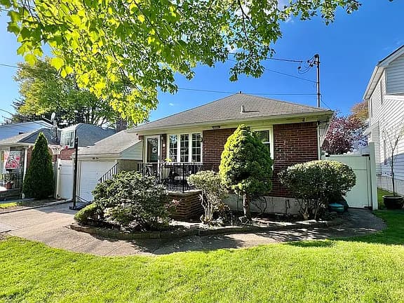 55 Sturges St — exterior photo