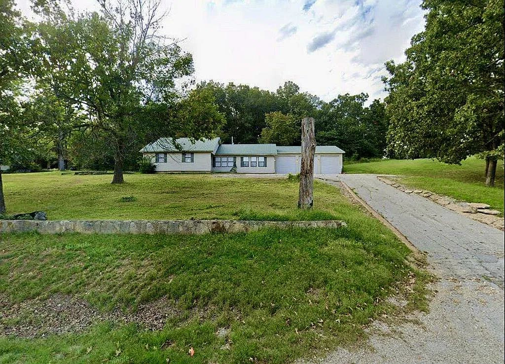 464 N Main St — exterior photo