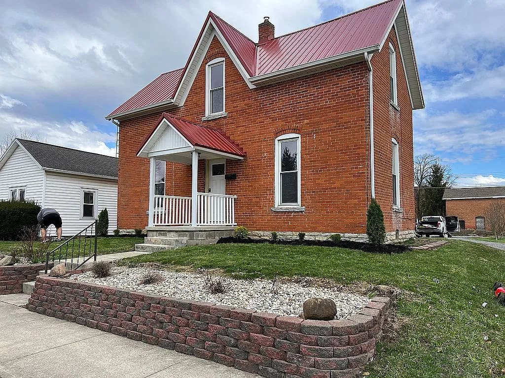206 E Benton St — exterior photo