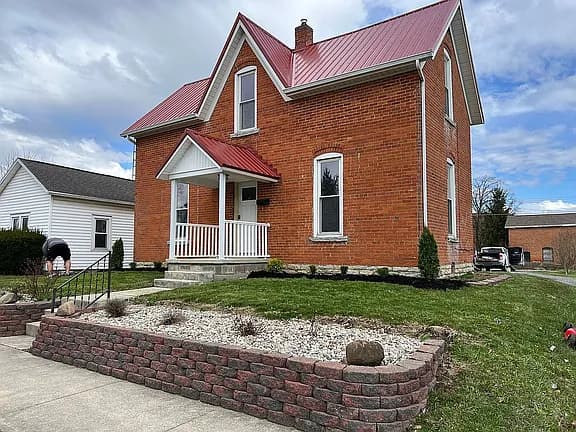 206 E Benton St — exterior photo