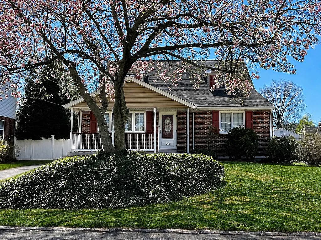 645 Brighton Ter — exterior photo
