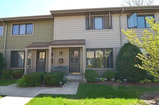 1560 Greenwood Rd — exterior photo