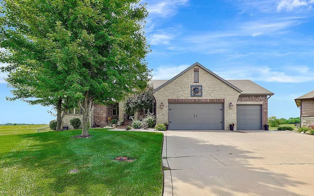 2202 Foxfire Ct — exterior photo