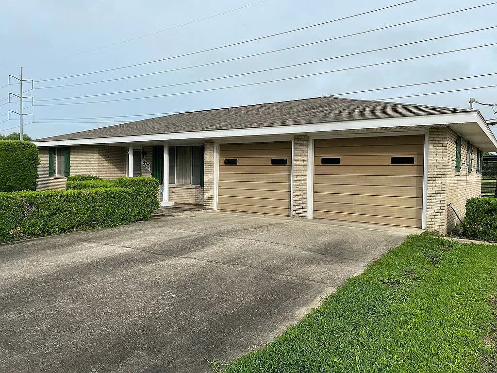 570 Hospital Dr — exterior photo