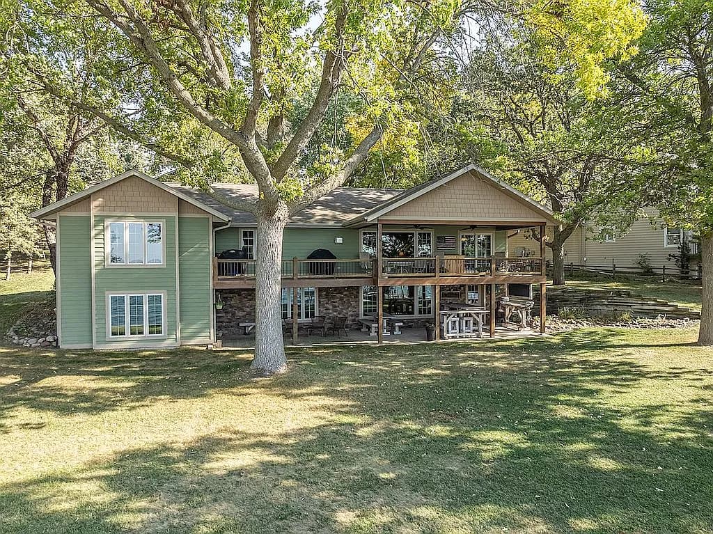17000 255th Ave — exterior photo