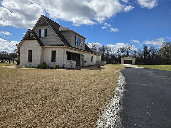 1359 Cooper Rd — exterior photo