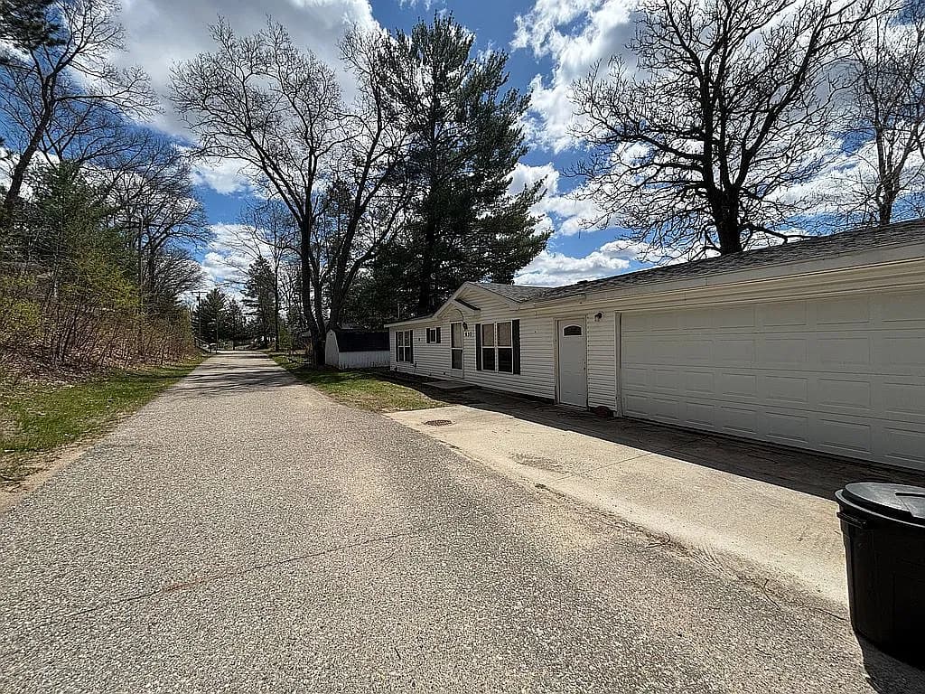 637 W Park St — exterior photo