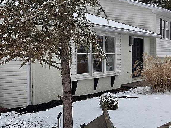 11 Hillcrest Dr — exterior photo