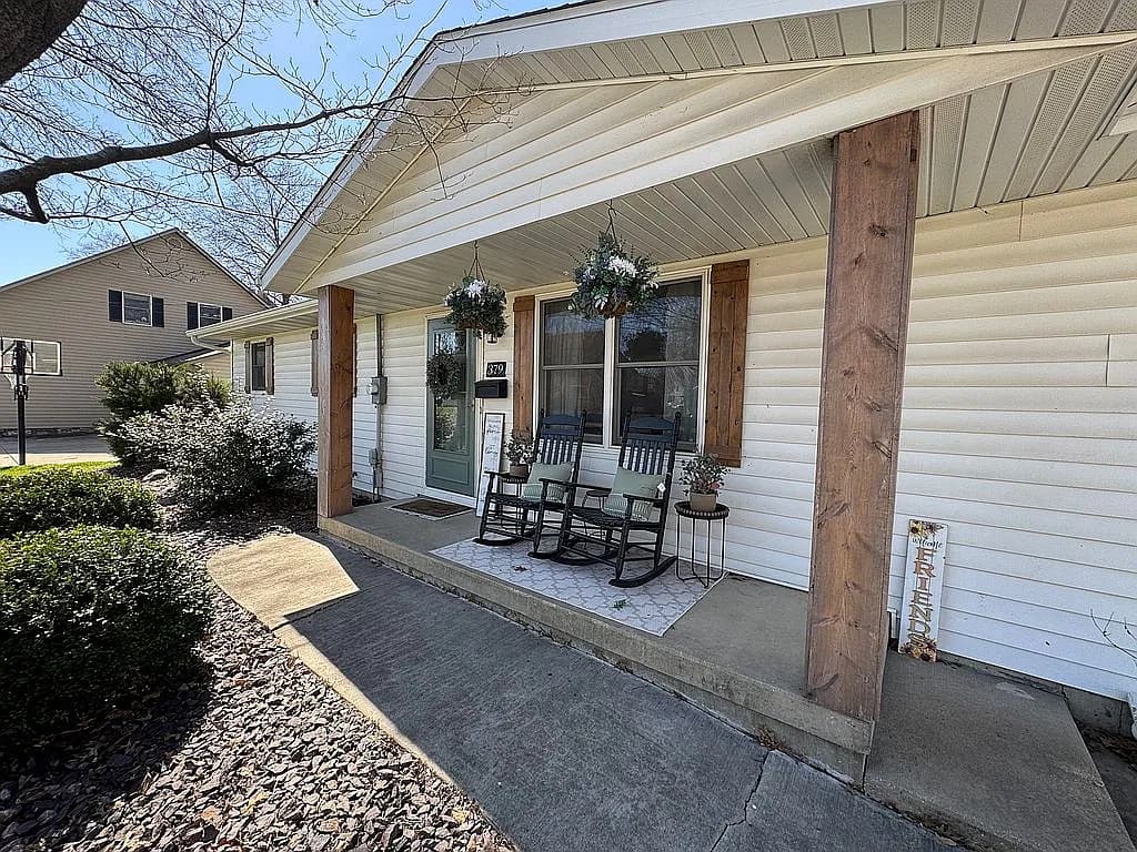379 S Cherry St — exterior photo