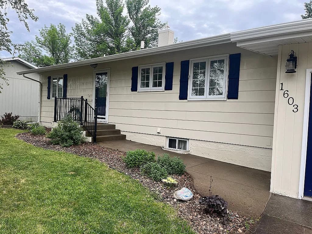 1603 Hilltop Dr — exterior photo