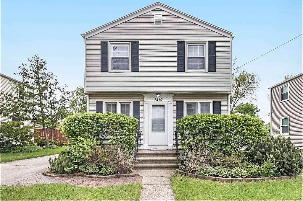 1210 Woodlawn Blvd — exterior photo