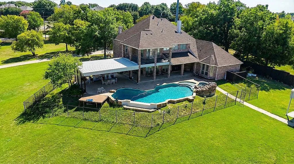 2525 E Brand Rd — exterior photo