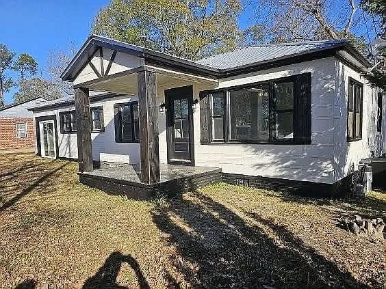 360 N Lewis St — exterior photo
