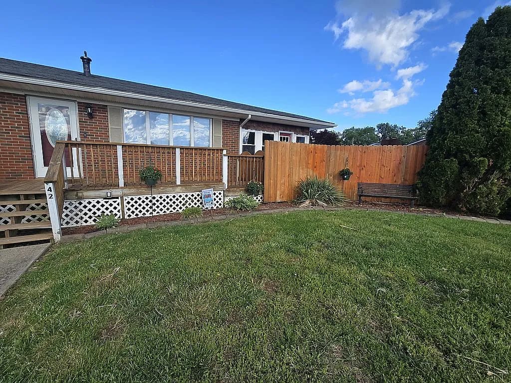 1742 Ravenswood Rd — exterior photo