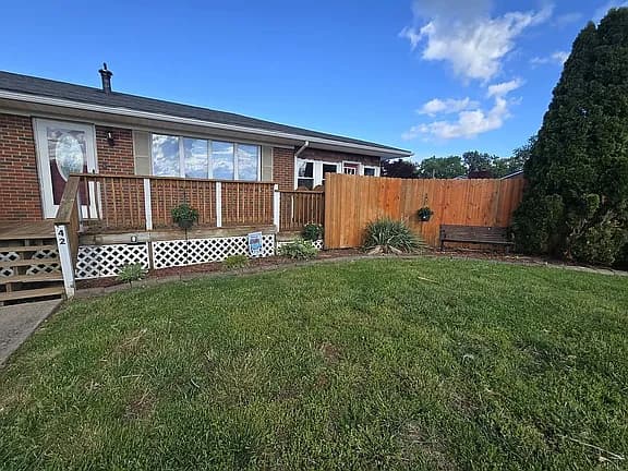 1742 Ravenswood Rd — exterior photo