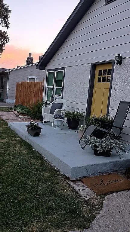 1327 Greenwood Ave — exterior photo