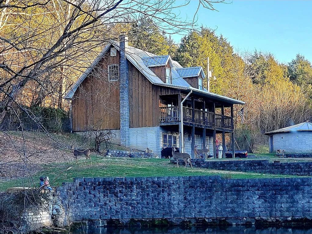 320 Leawood Dr — exterior photo