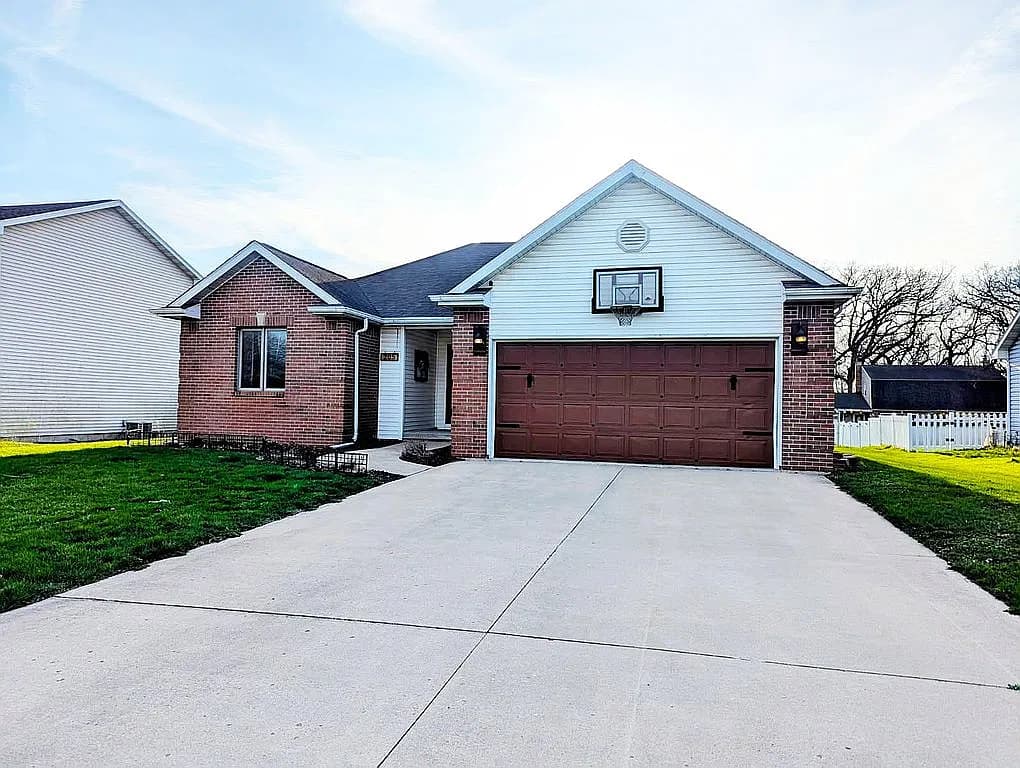 205 S Hossack St — exterior photo