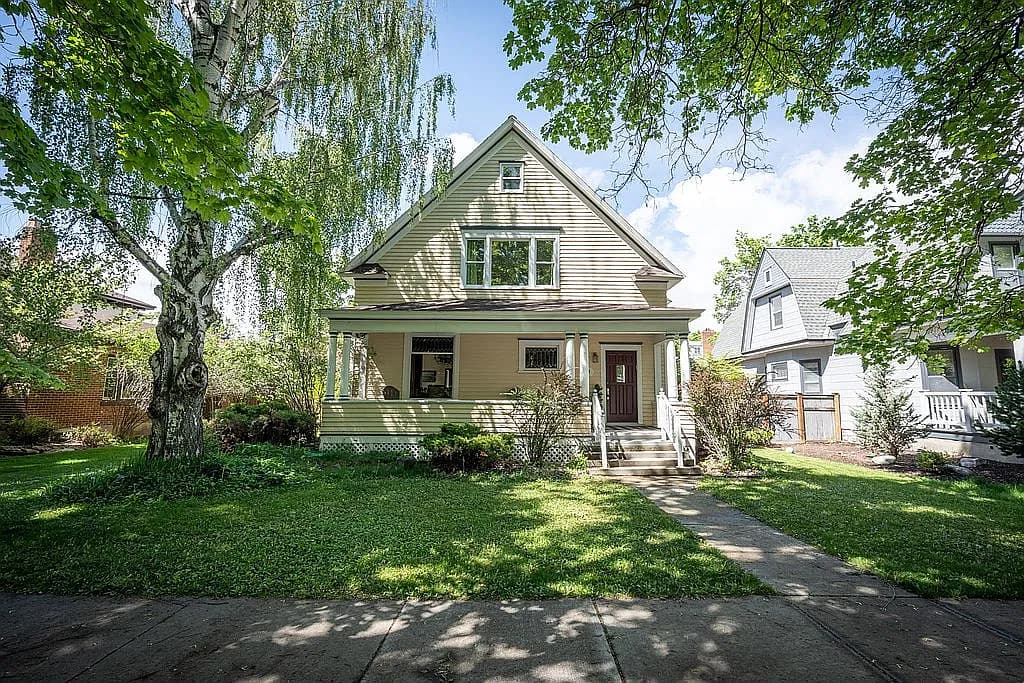 124 University Ave — exterior photo