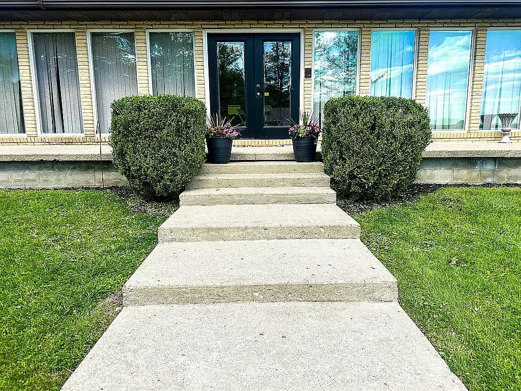 255 Briarwood Dr NE — exterior photo