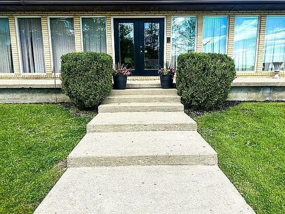 255 Briarwood Dr NE — exterior photo