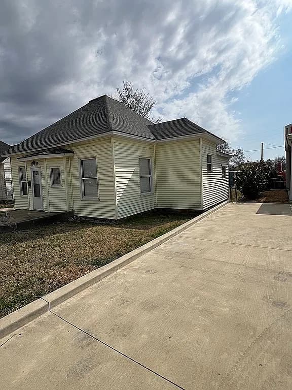 1010 E Hobson Ave — exterior photo