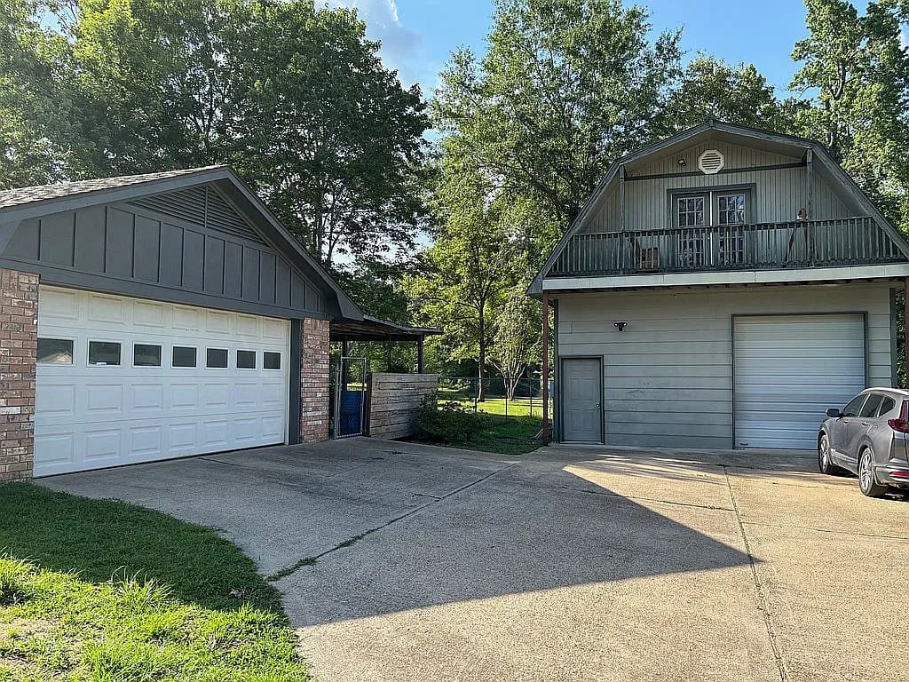 1586 Holly St S — exterior photo