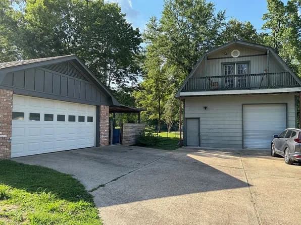 1586 Holly St S — exterior photo