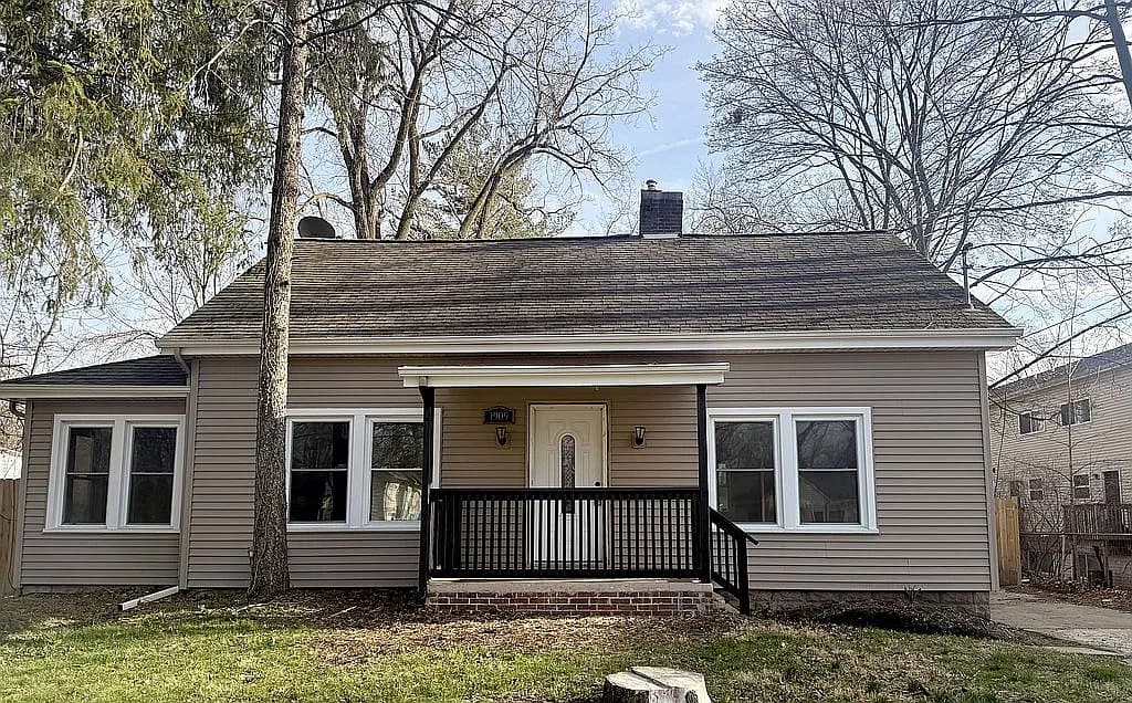 1909 W Holmes Rd — exterior photo
