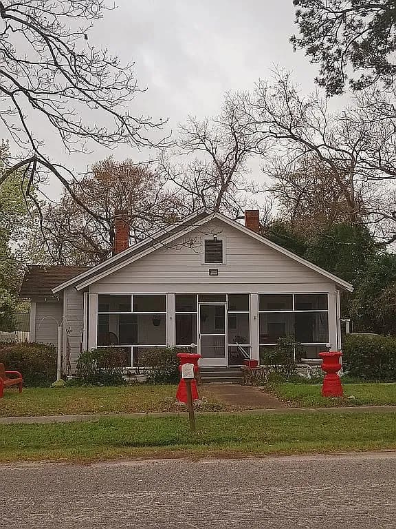 52 Byrnes St — exterior photo
