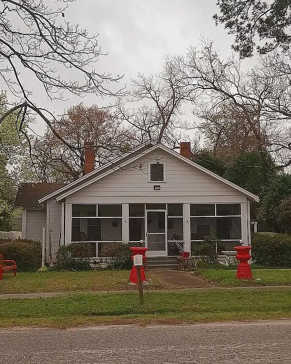 52 Byrnes St — exterior photo