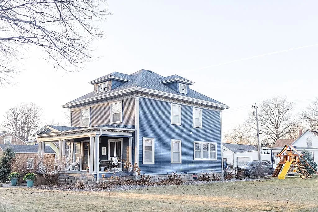 258 E 8th St — exterior photo