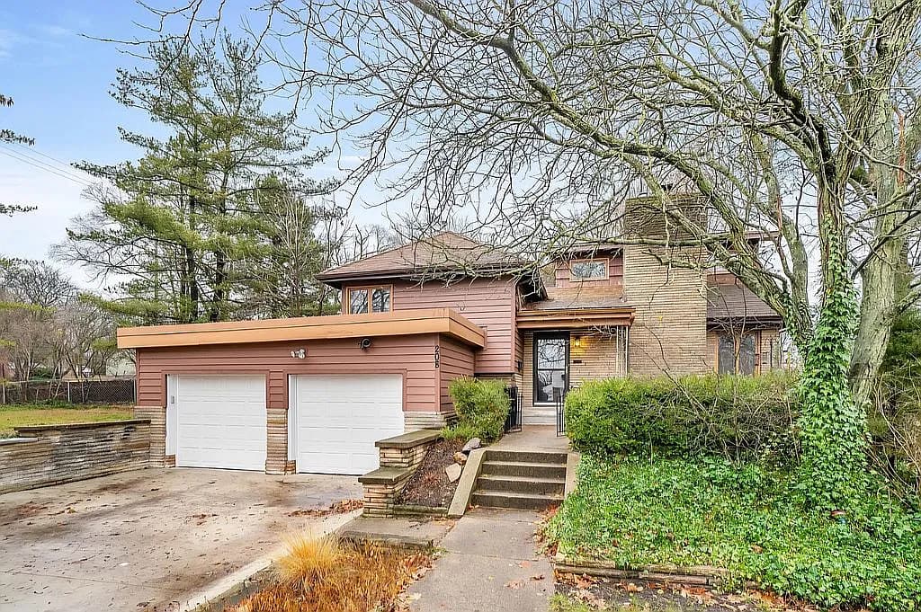 208 Garrison Ave — exterior photo