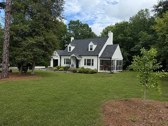 904 N Poplar St — exterior photo
