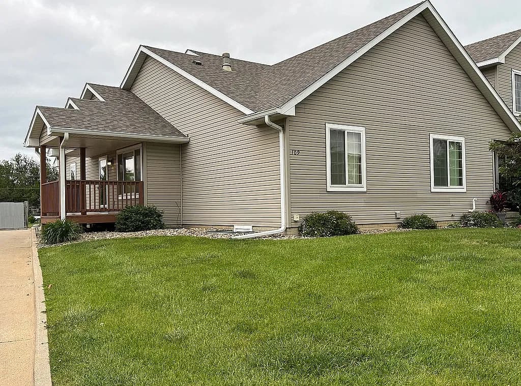 109 SW Hickory Gln — exterior photo