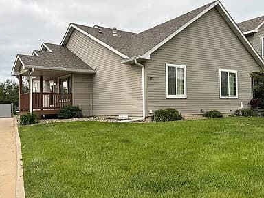 109 SW Hickory Gln — exterior photo