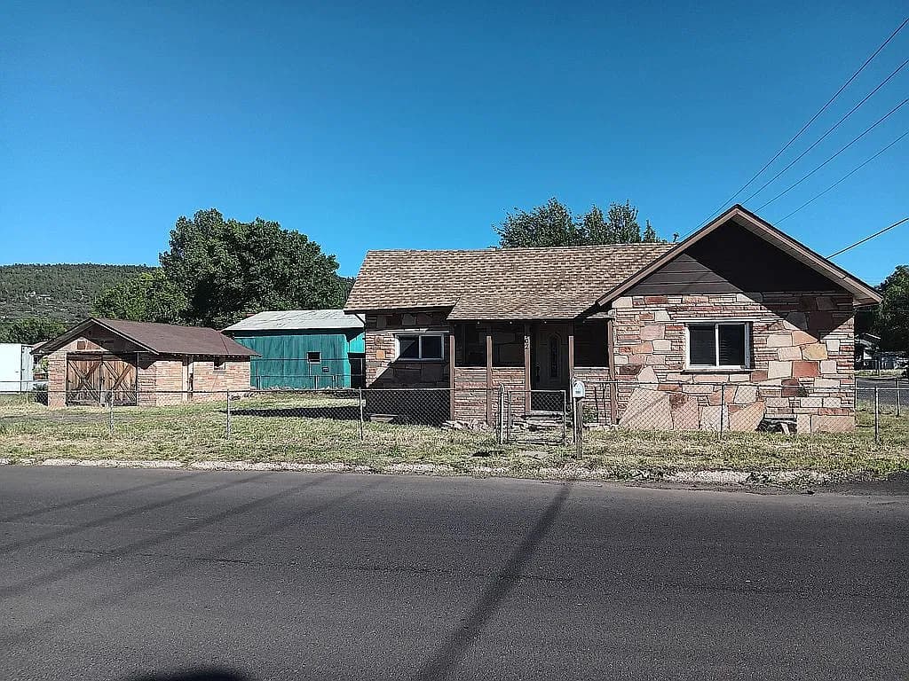 102 E Edison Ave — exterior photo