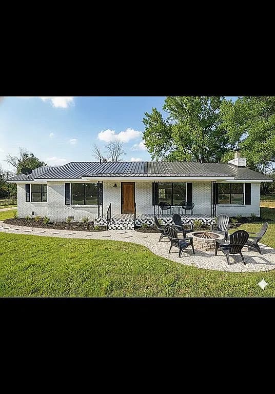 240 Cole Rd — exterior photo