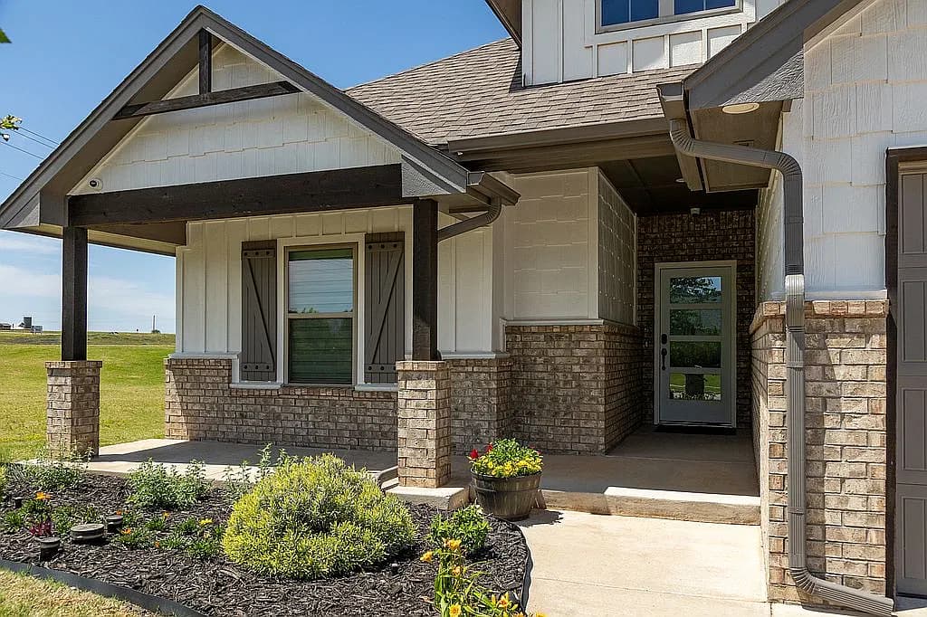 704 Side Track Rd — exterior photo