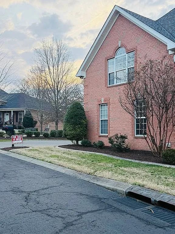 131 Belmont Cir — exterior photo