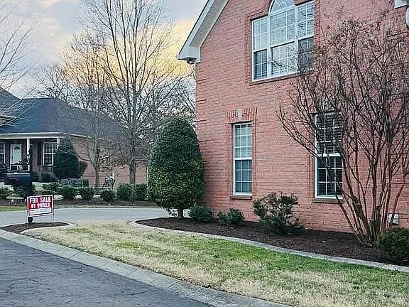 131 Belmont Cir — exterior photo