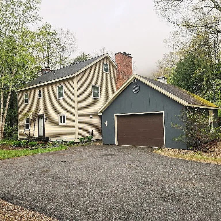 560 New Ireland Rd — exterior photo