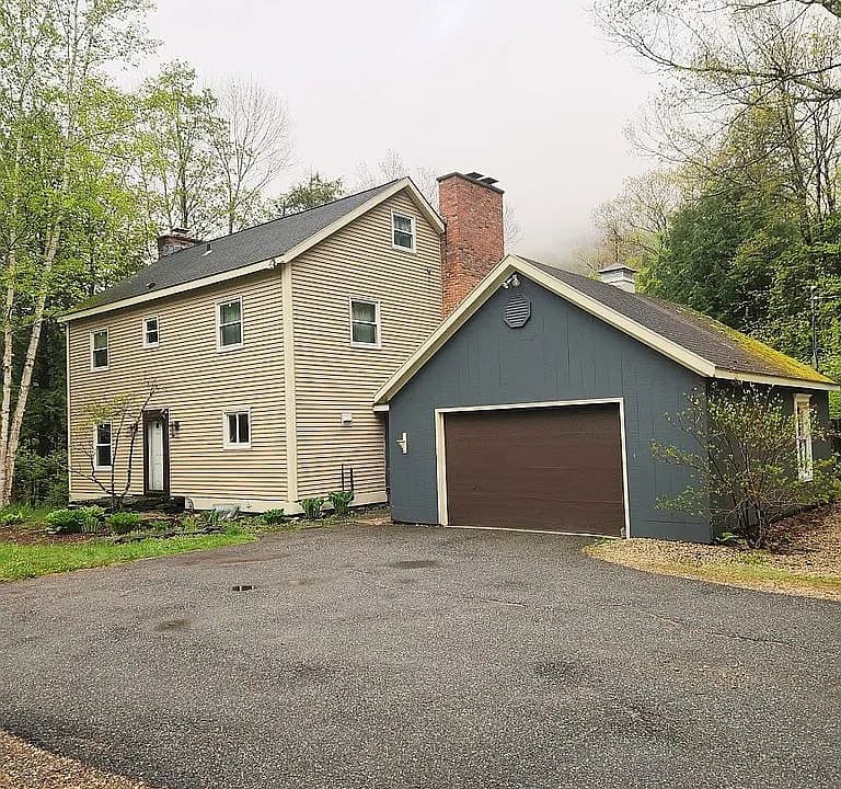 560 New Ireland Rd — exterior photo