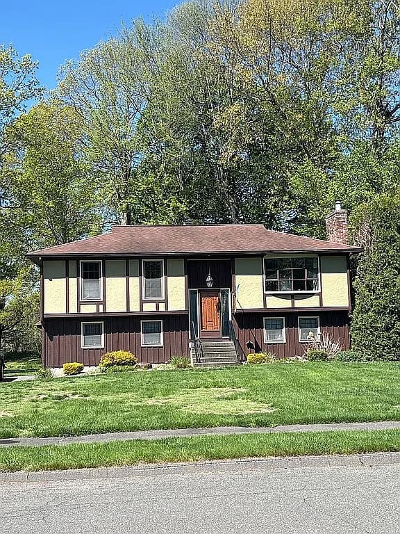104 Paul Revere Dr — exterior photo